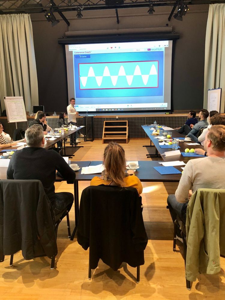Workshop mit Führungskräften und Biofeedback auf der Leinwand