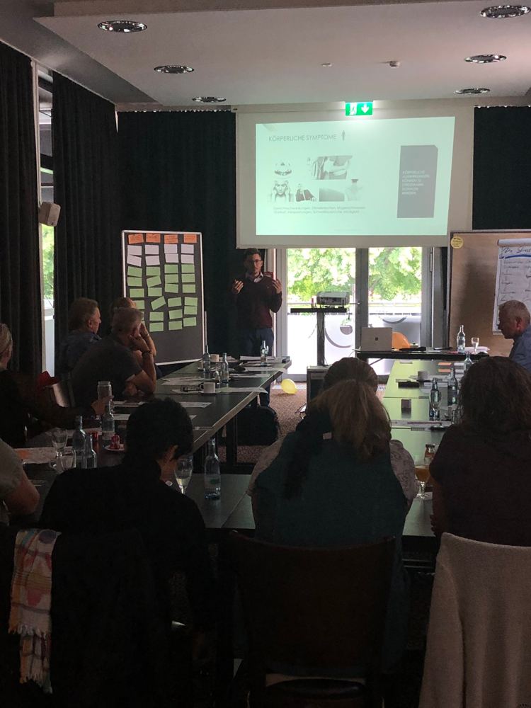 Workshop mit Führungskräften und Moderationswand